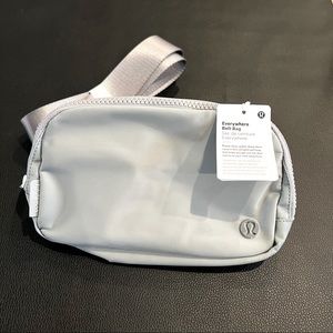 NWT lululemon everywhere belt bag - Silver Drop